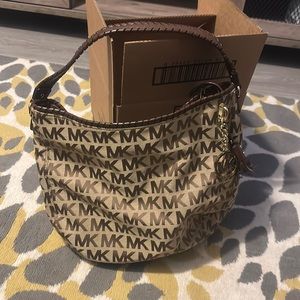 MK hobo tote in excellent condition. Barely used.